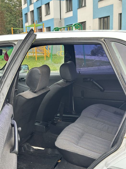 Volkswagen Passat B3 1990 року 1.6 бензин на впевненому ходу