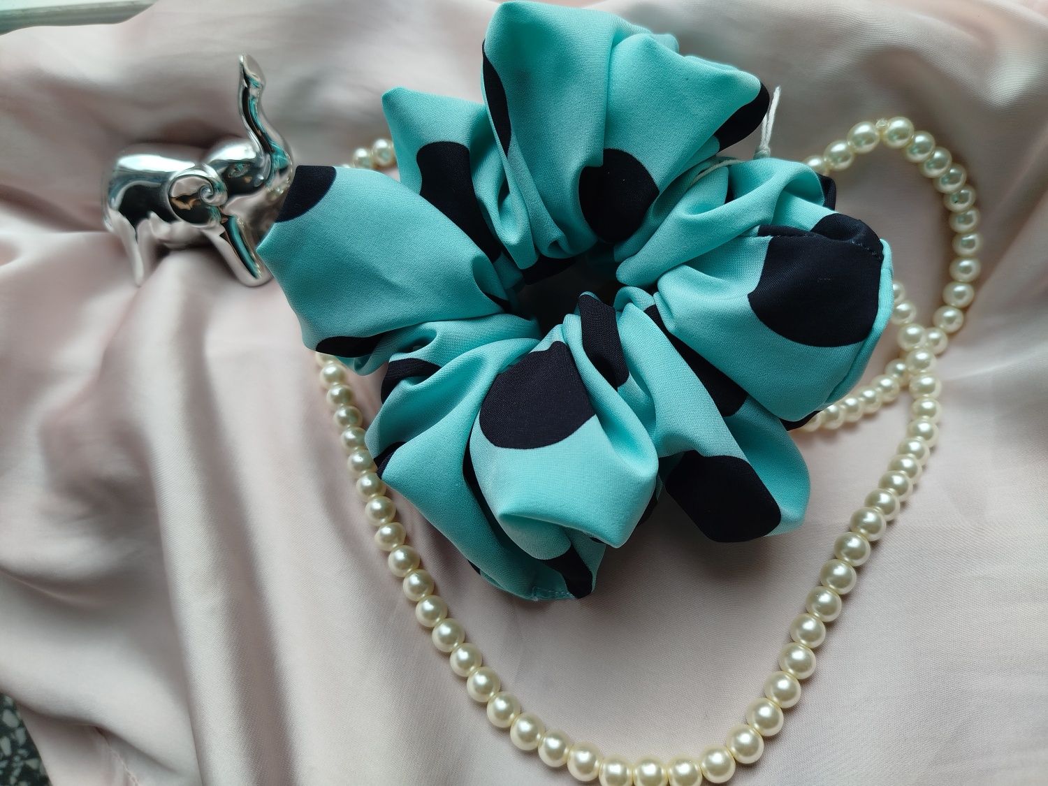 Gumka scrunchie silki turkusowa w czarne grochy