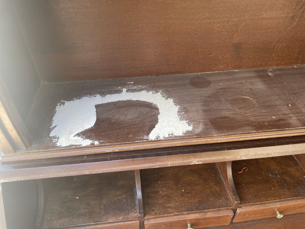 Secretaria antiga com estante