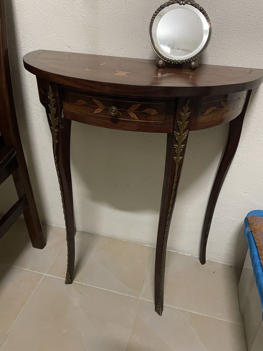 Mesinha de meia lua