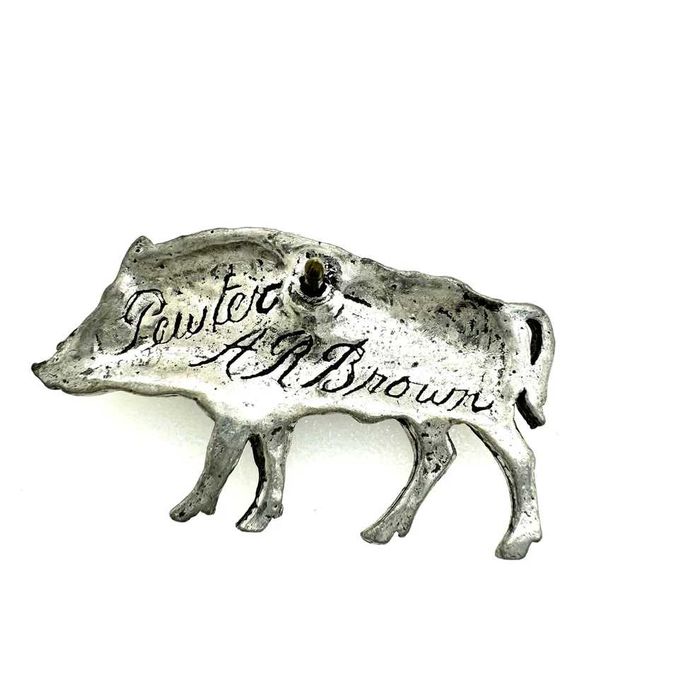 Broche de javali em estanho da A R Brown