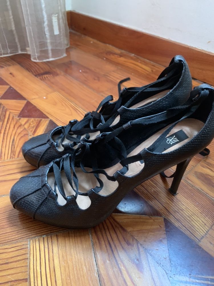 Sapatos pretos Mango