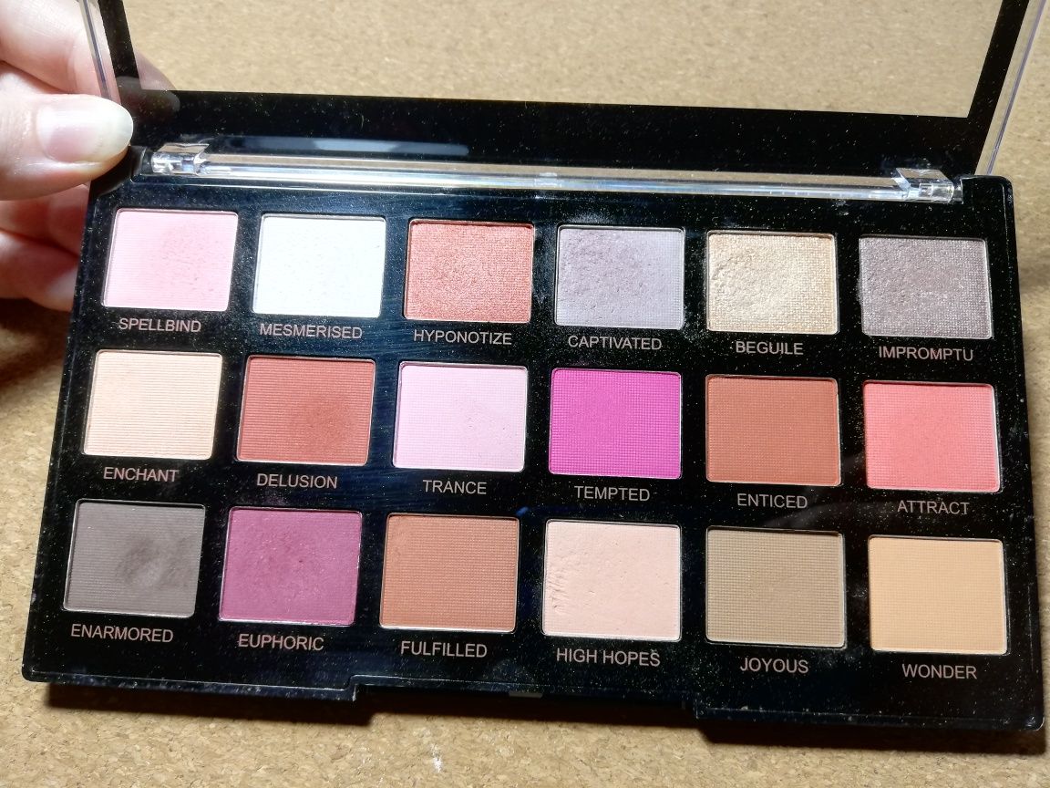 Paleta cieni Revolution PRO Entranced