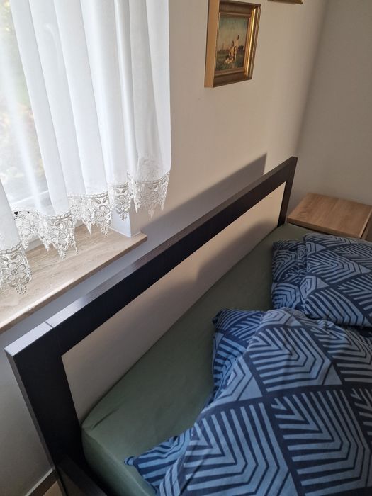 Łóżko z stelażem i materacem