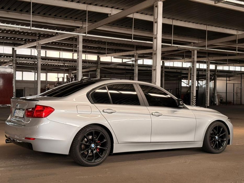 Жива BMW 320i у стильному M-пакеті. Їде, як куля, виглядає — як мрія.