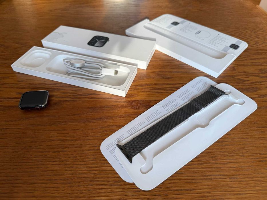 APPLE Watch Series 9 GPS + Cellular 45mm Stainless Steel Grafit A2984