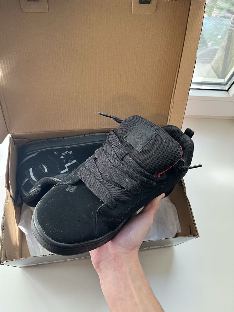 продам кроссовки MEN'S COURT GRAFFIK SHOES