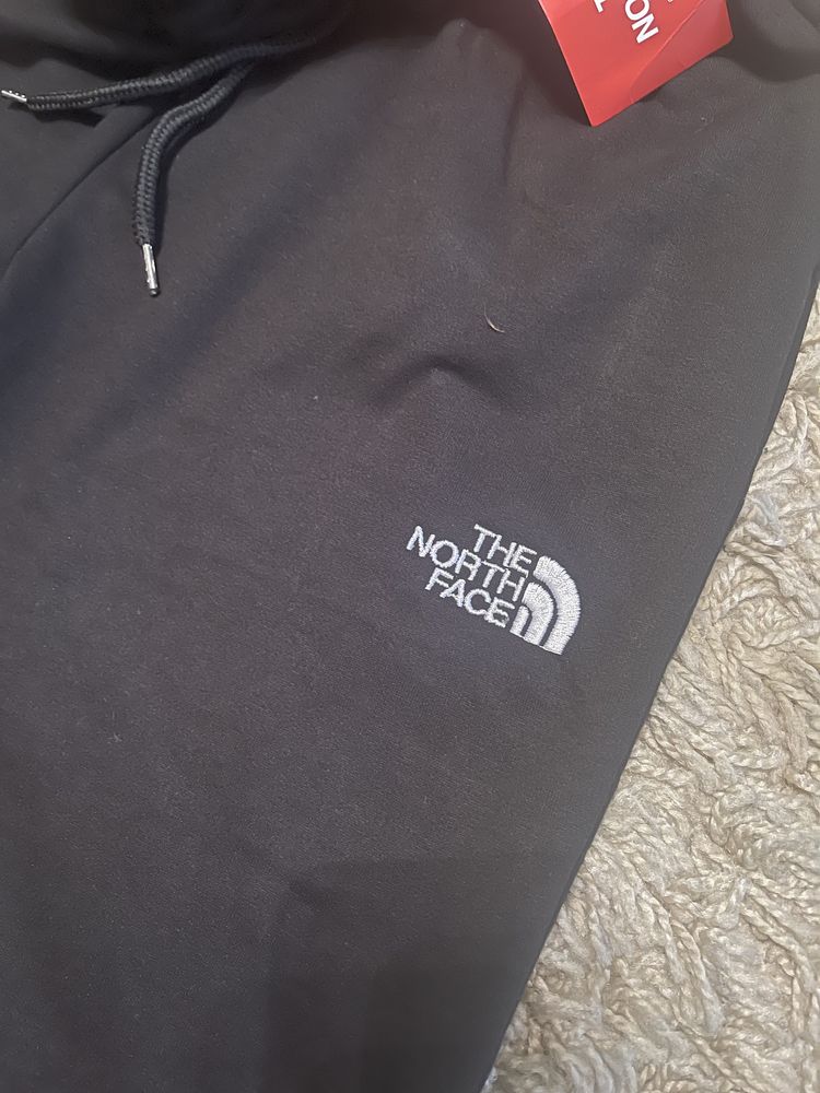 Czarne dresy North Face