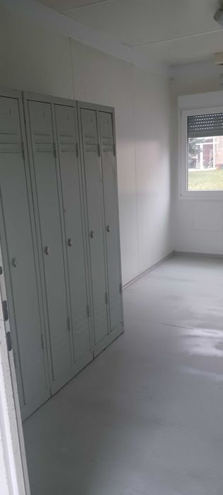 Kontener biurowy socjalny 20 - z przedsionkiem, lodówką oraz szafkami