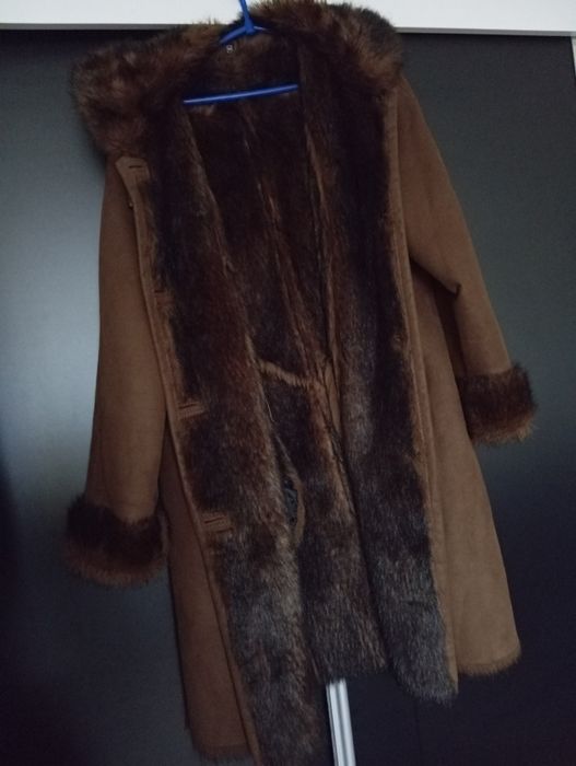 Brązowy płaszcz futro