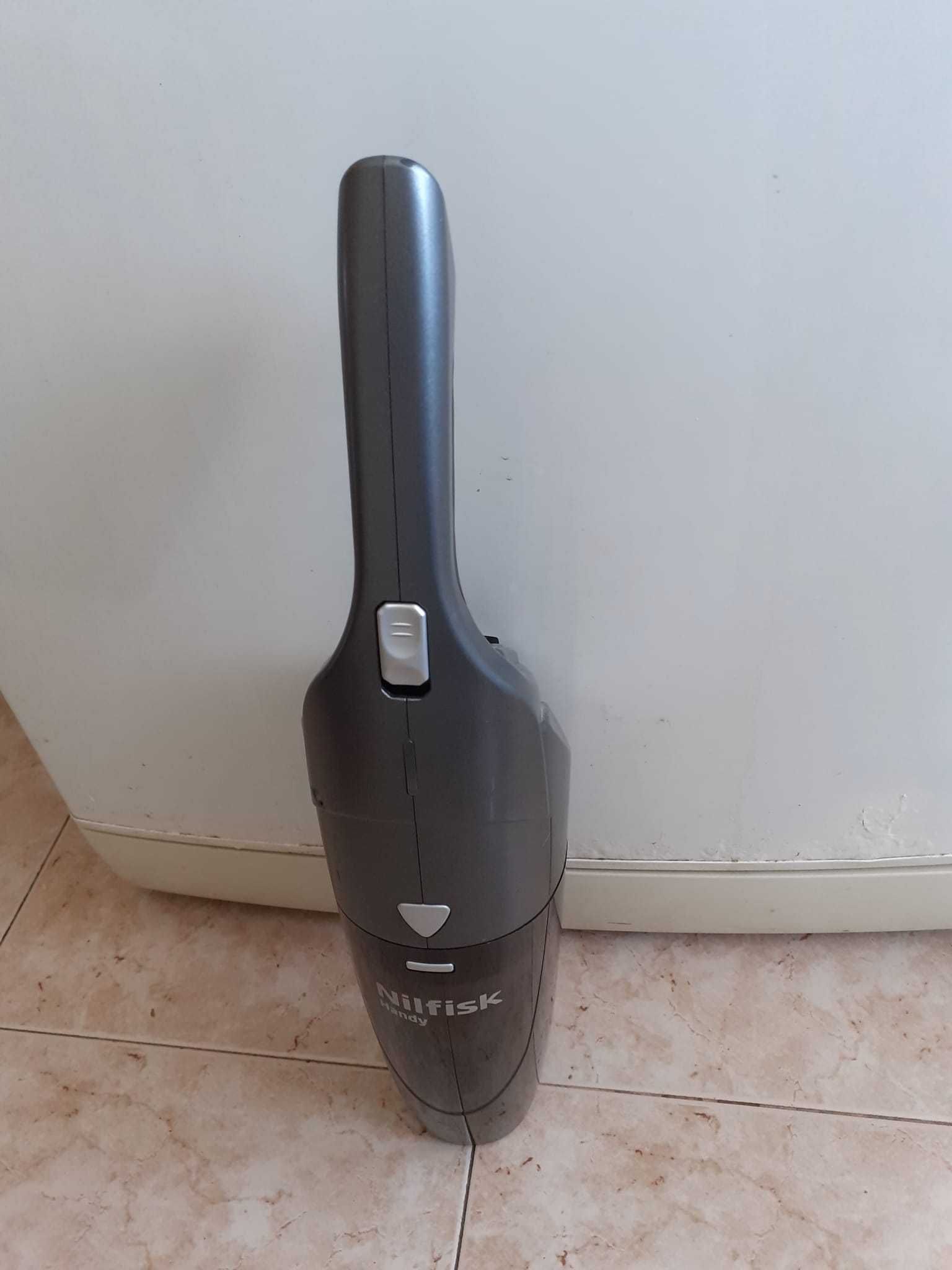 Vendo aspirador vertical. Marca Nilfisk. Usado. Ideal para peças