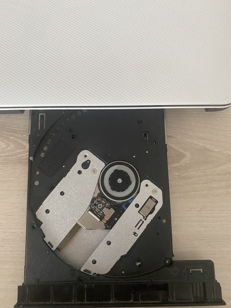 Ноутбук ASUS X555S.