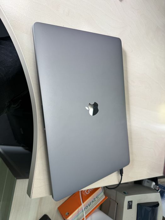 Macbook Pro A1990 i9 32GB 512 SSD Radeon