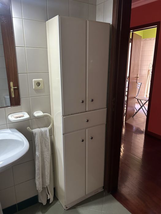 Movel de casa de banho branco, simples e funcional