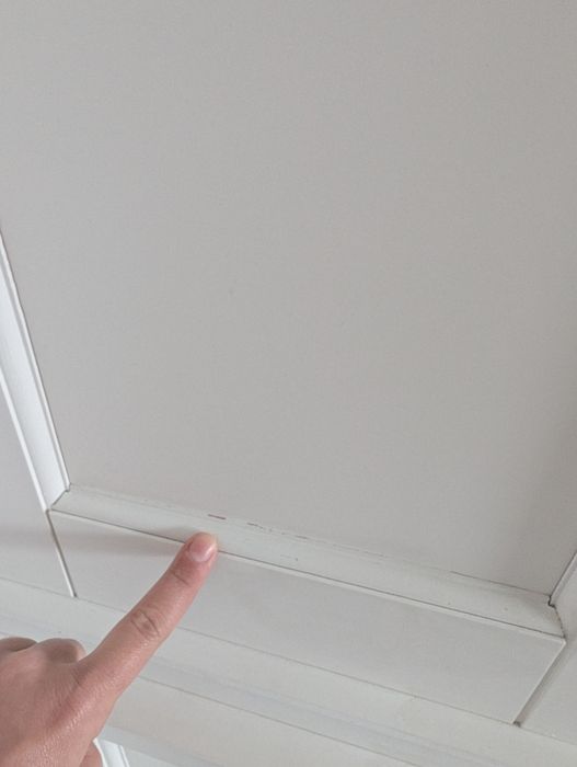 Biała witryna, lite drewno,