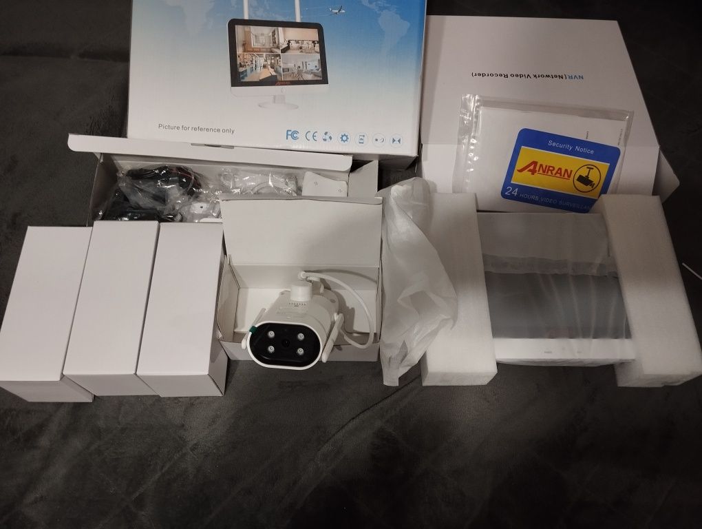 Zestaw do monitoringu 3MP 4 kamery rejestrator z monitorem
