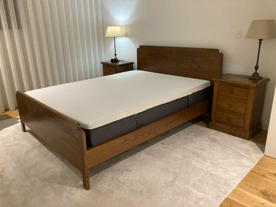 Cama com duas mesinhas de cabeceira em madeira maciça