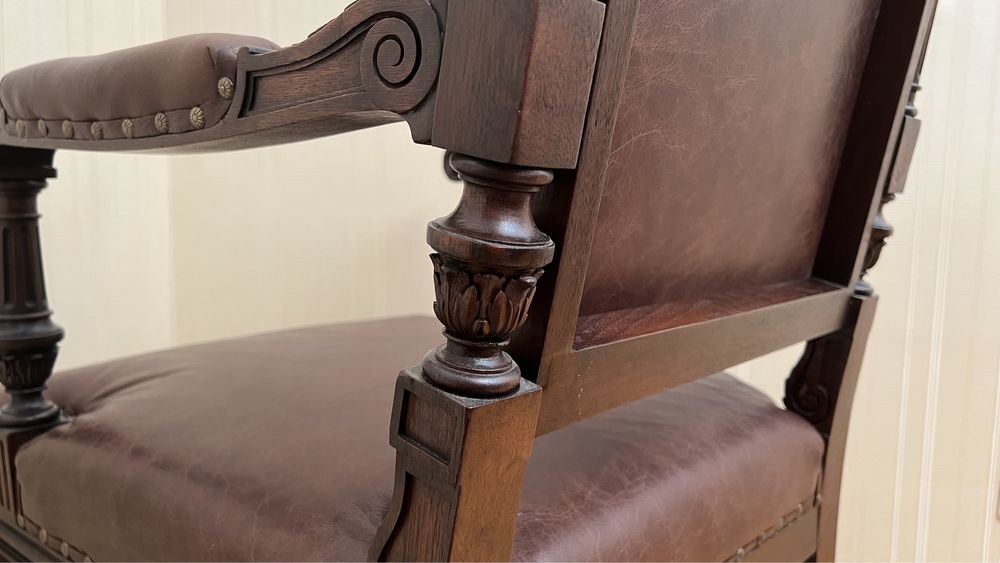 Антикварное кресло 19 век , натуральная кожа, дерево с резьбой