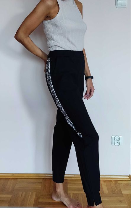 Czarne spodnie dresowe z lampasem w panterkę, rozmiar plus size 46