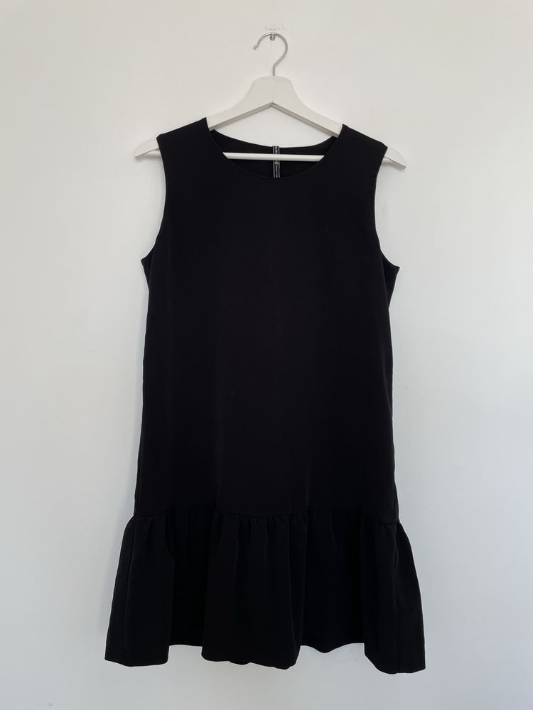 Czarna sukienka elegancka mini baskinka Stradivarius 36/S
