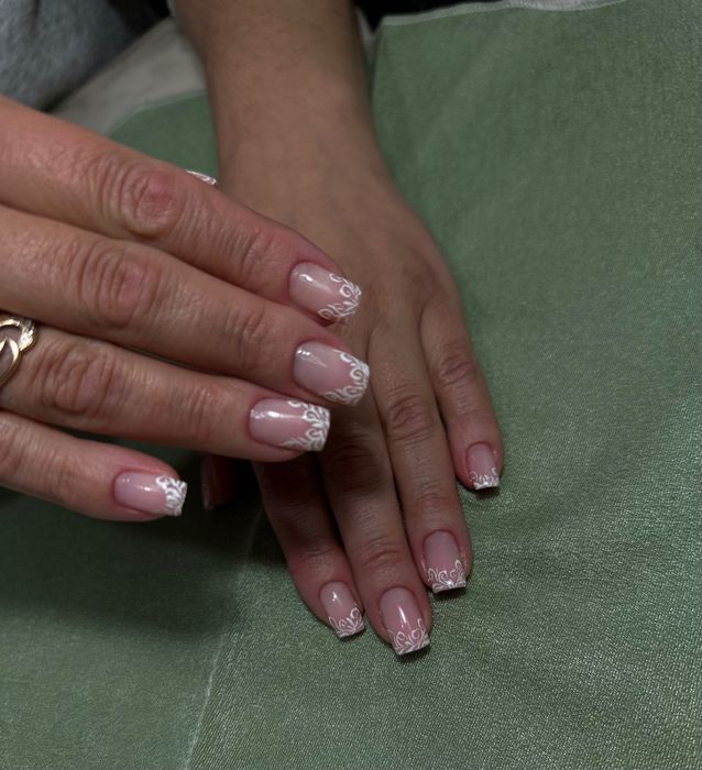 Нарощування нігтів, покриття гель лаком.