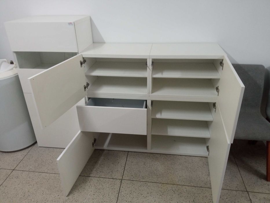 Móvel branco em alto brilho