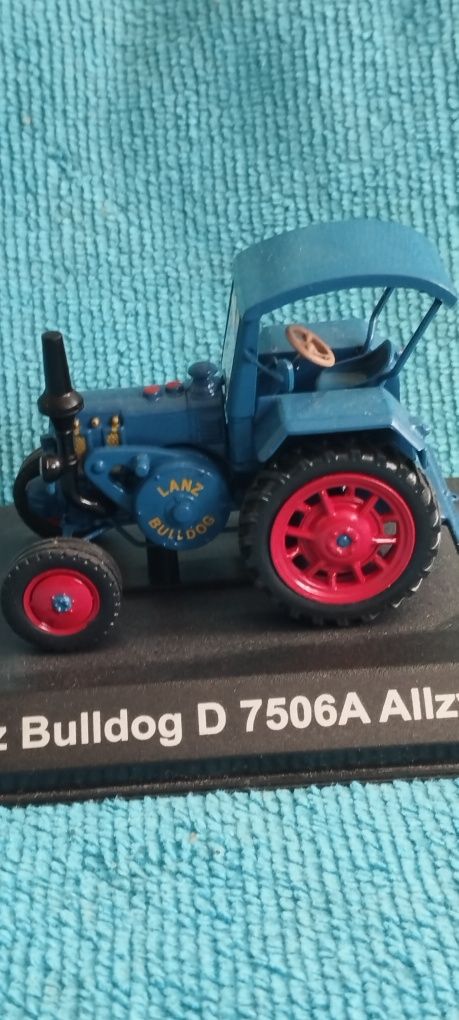 Dwa traktory modele w skali 1:43 traktor C-330 i Lanz Bulldog
