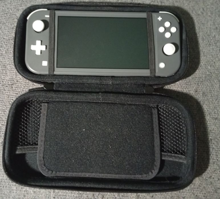 Szare Nintendo Switch Lite+ etui
