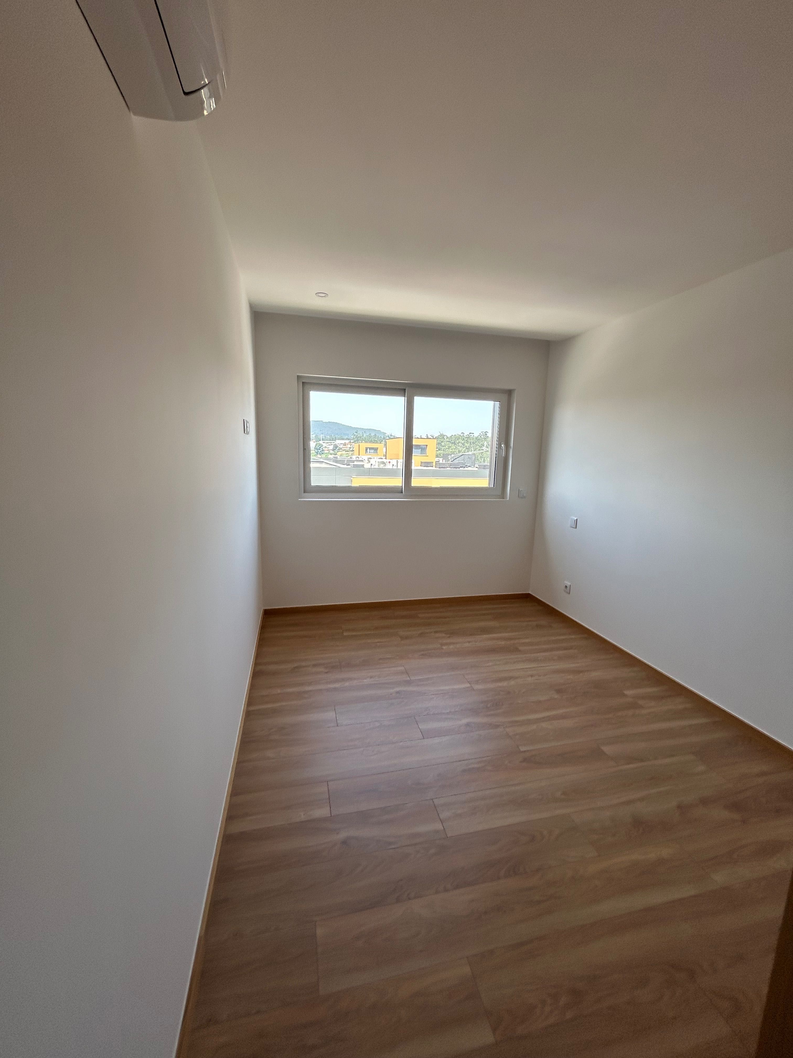 Alugo apartamento Novo com garagem junto à estação de Nine