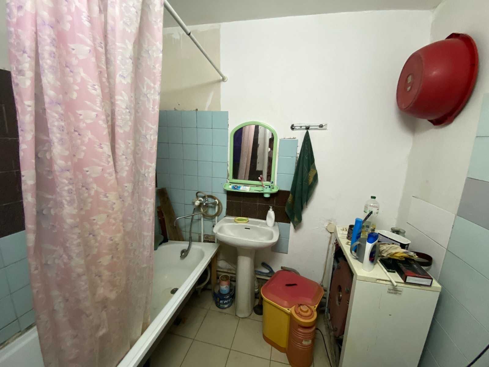 Продаж 3к квартири 80 кв. м на вул. Антонова Олега 27
