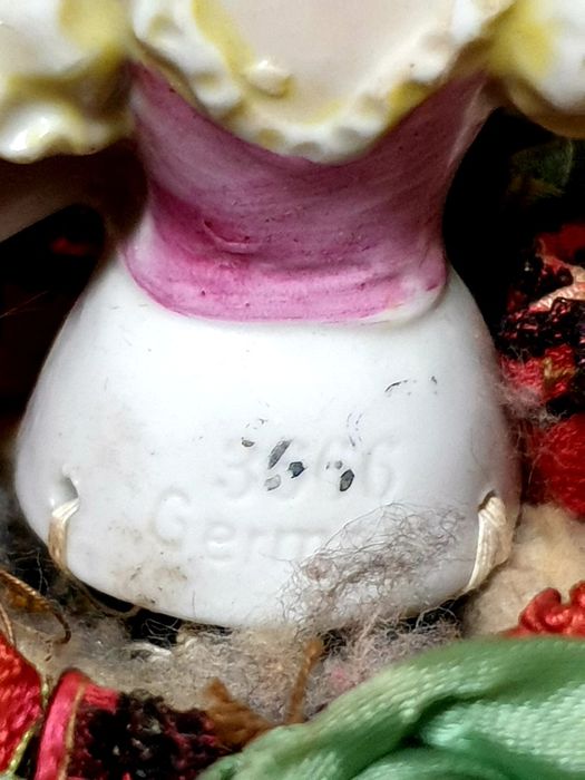 Linda antiga boneca "half doll" de pó de arroz em porcelana alemã