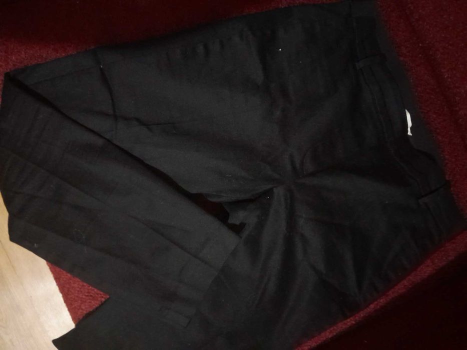 Чорні та білі брюки