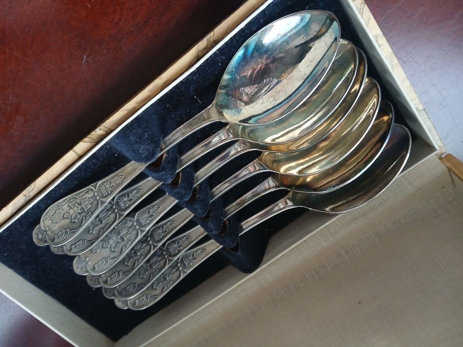 Posrebrzane nieużywane łyżki obiadowe w pudełku radzieckie