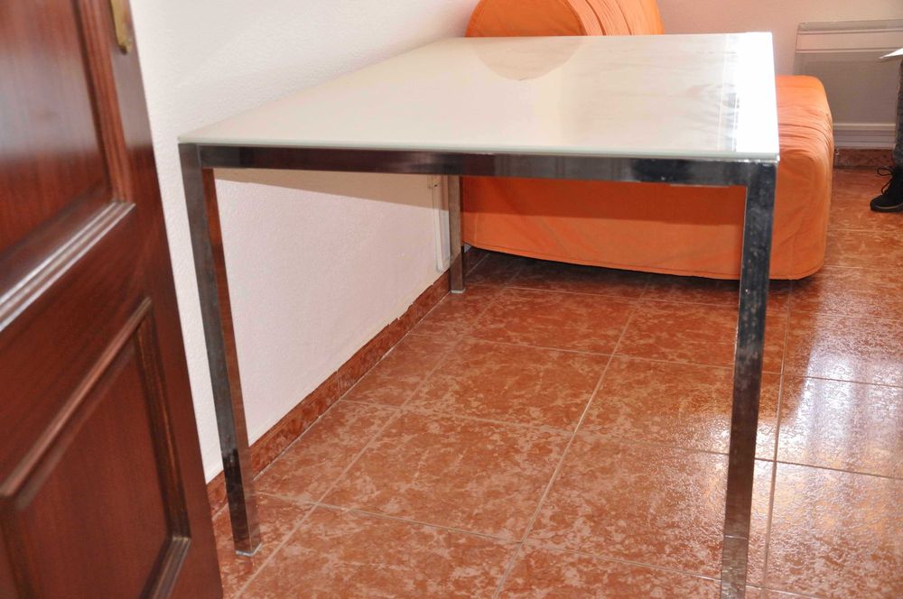 Mesa de jantar em madeira maciça com 4 cadeiras