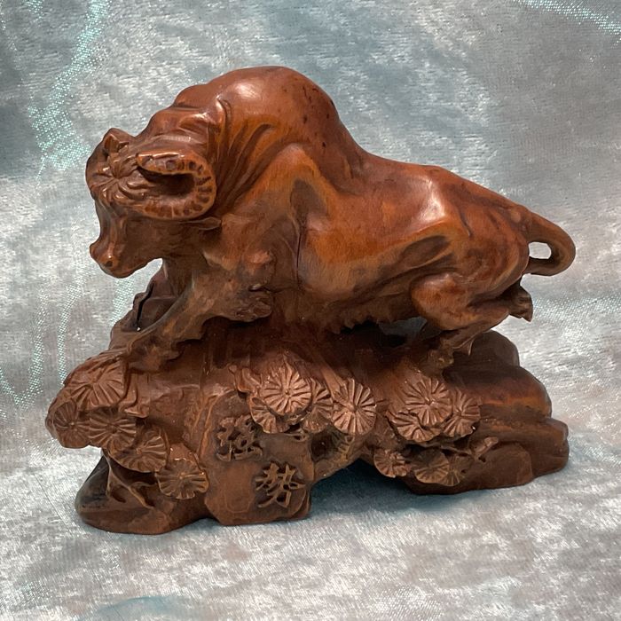 Escultura  búfalo madeira exótica