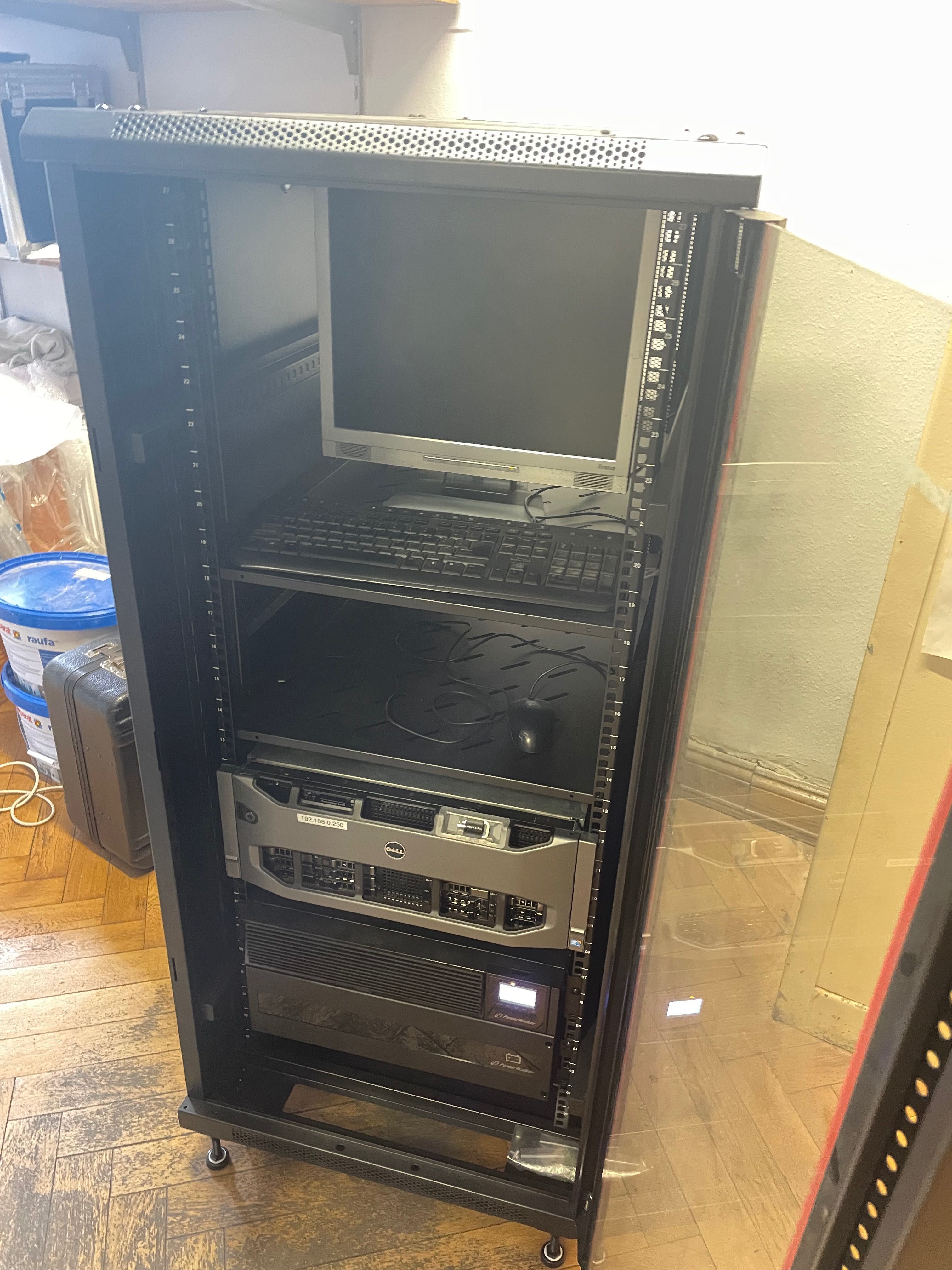 Sprzedam serwer Dell PowerEdge R910 + UPS + 9 dysków + szafa