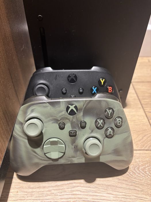 Konsola Xbox Series X + 2 pady