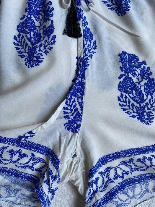 Biały krótki kombinezon z nadrukiem - rozm. L