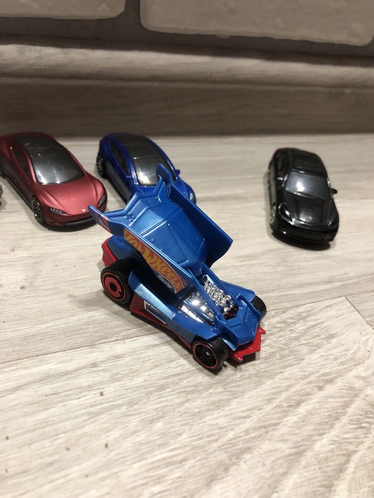 Продам машинки hot-wheels