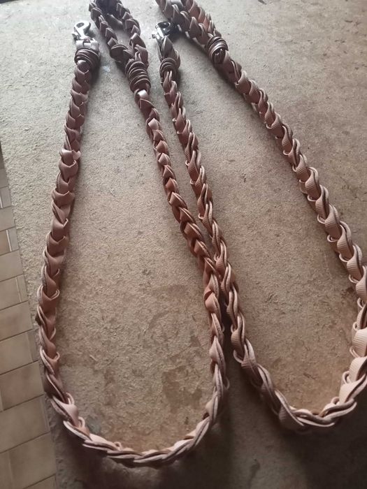 Trelas em couro para treinar cães