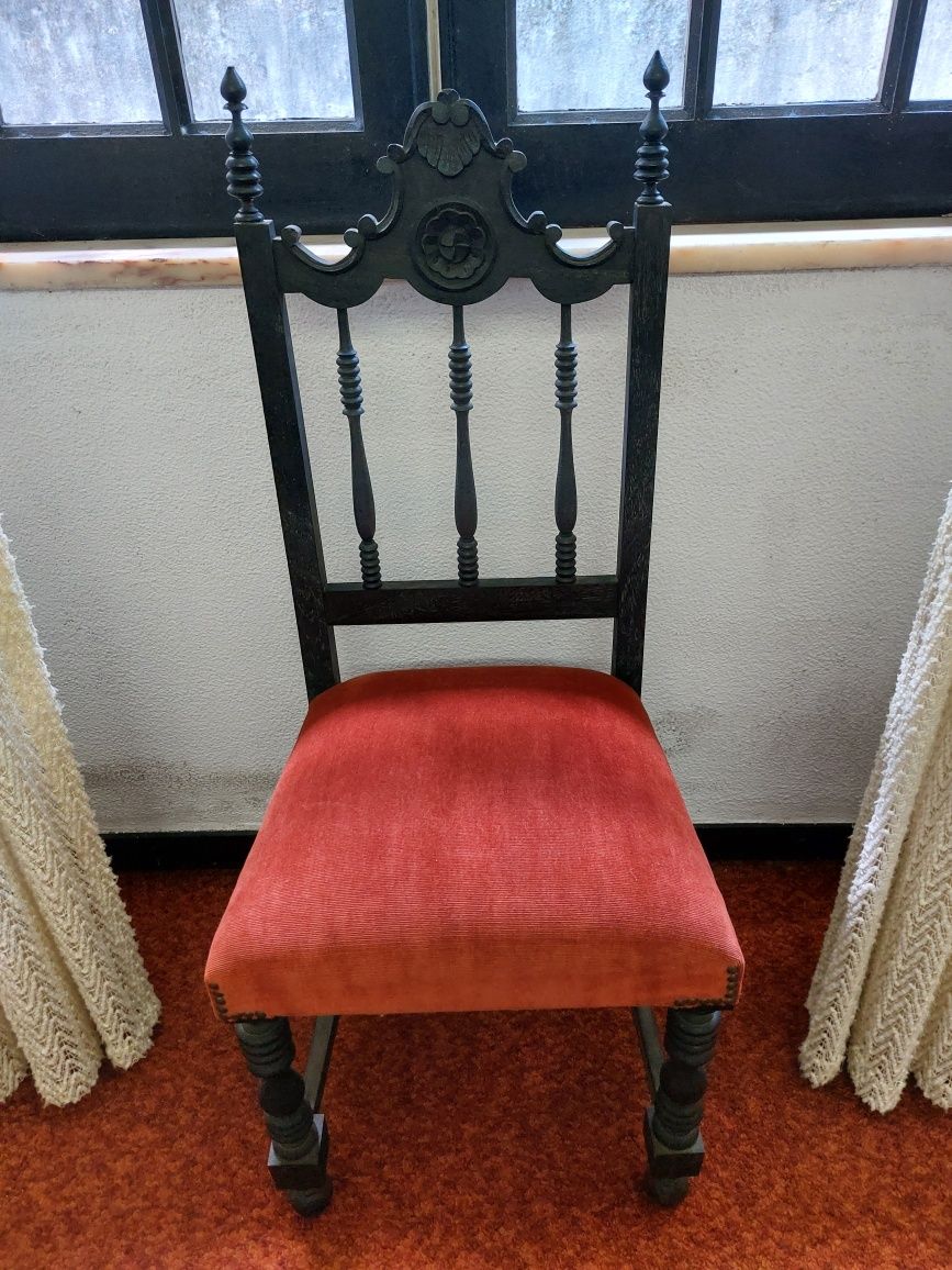 Cadeiras antigas madeira cor preta