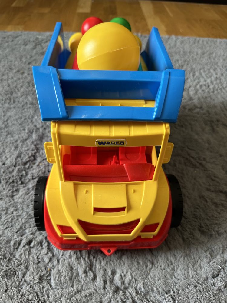 Zabawkowa ciężarówka z zestawem do gry w kręgle