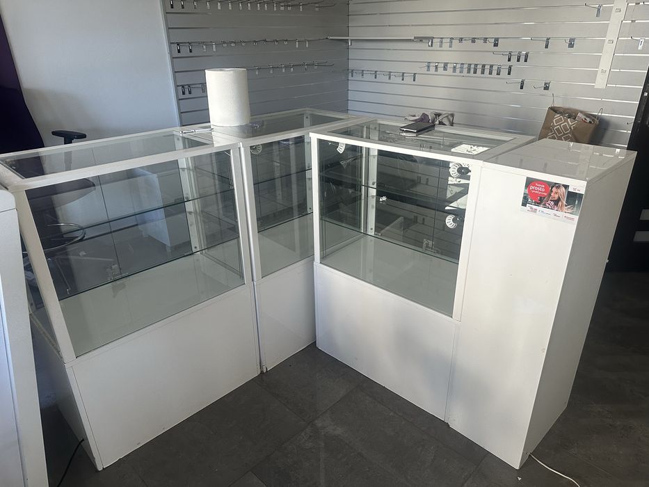 Zestaw witryn szklanych białe meble podświetlane z szybami