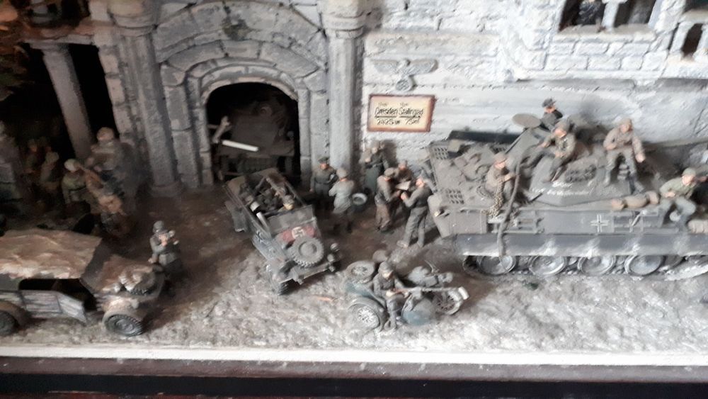 Makieta przedstawia przyjazd  Sepp Dietricha  do Swiedrowska.