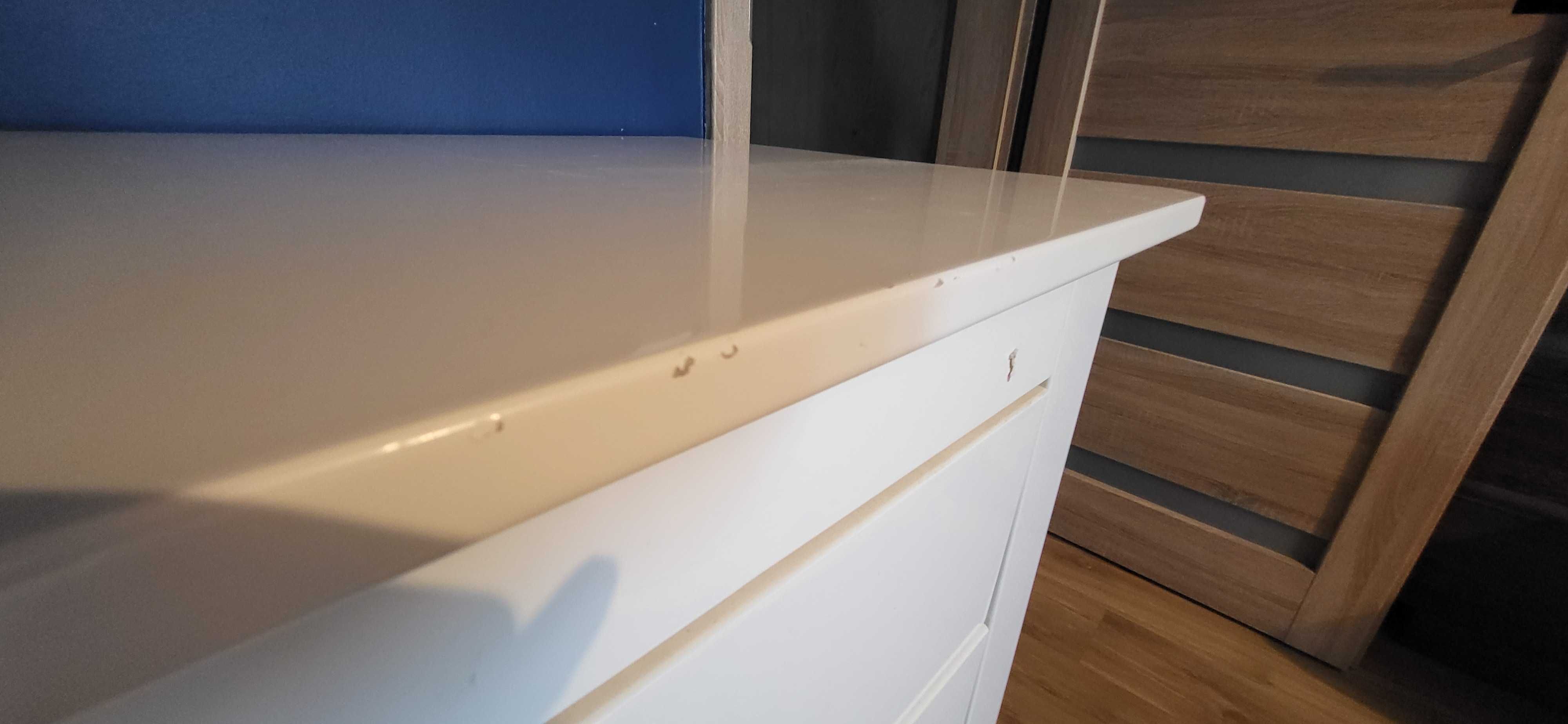 Używana biała komoda Noukies