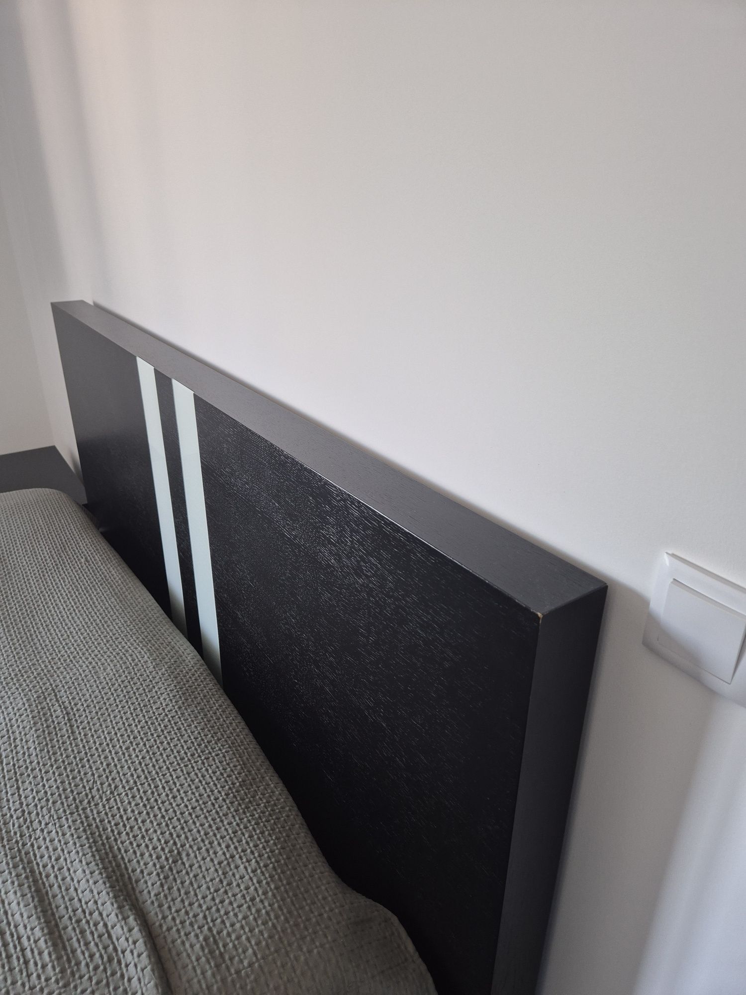Cama de casal e cabeceiras