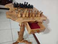 Vendo mesa de xadrez e repetivas peças em raiz de Oliveira