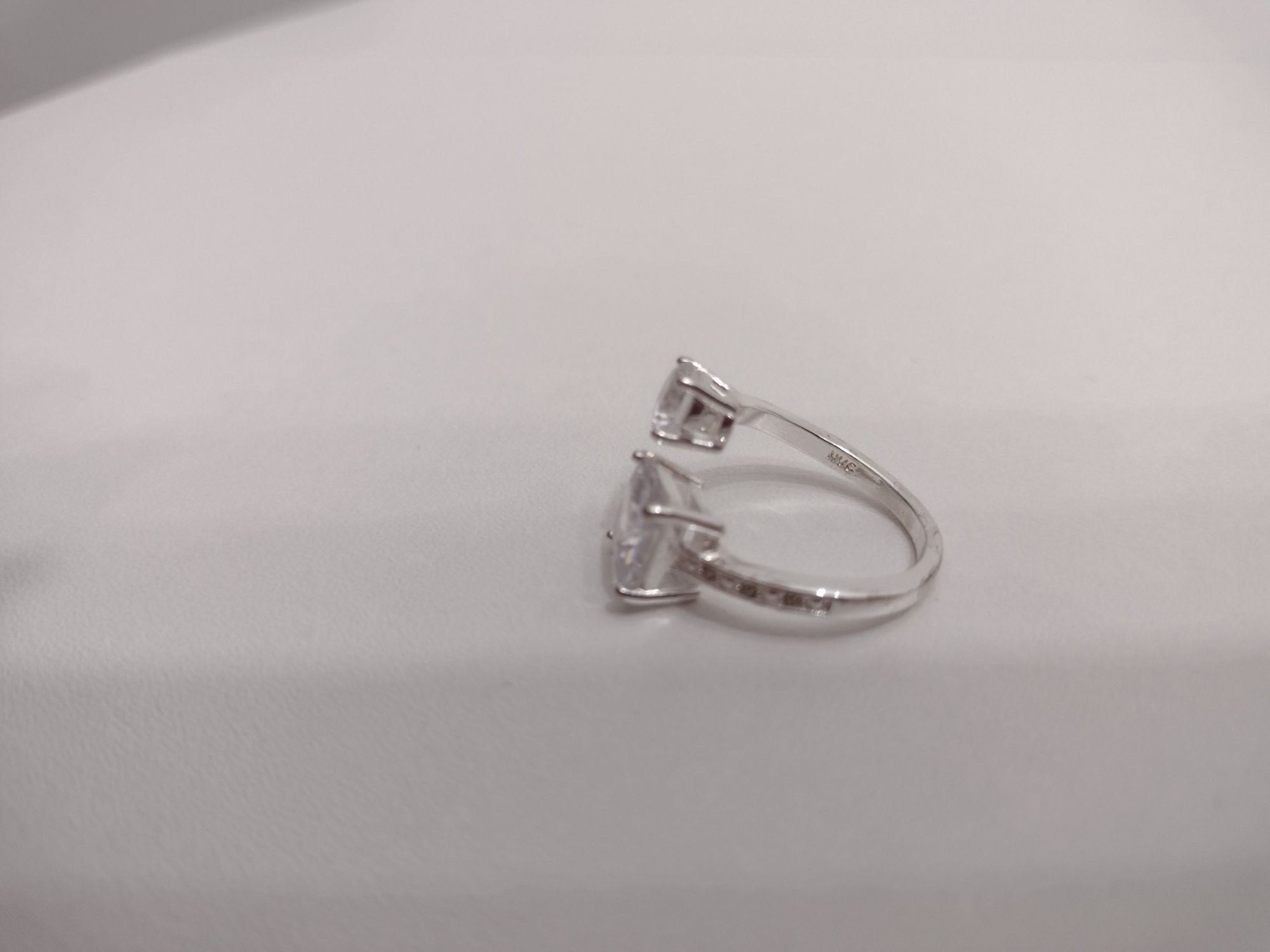 Mieniący się pierścionek Avon - kolor srebra