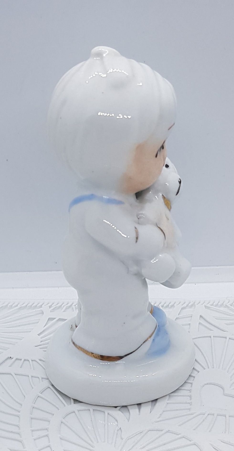 Chłopiec chłopczyk z misiem unikatowa biała figurka unikat miś misio