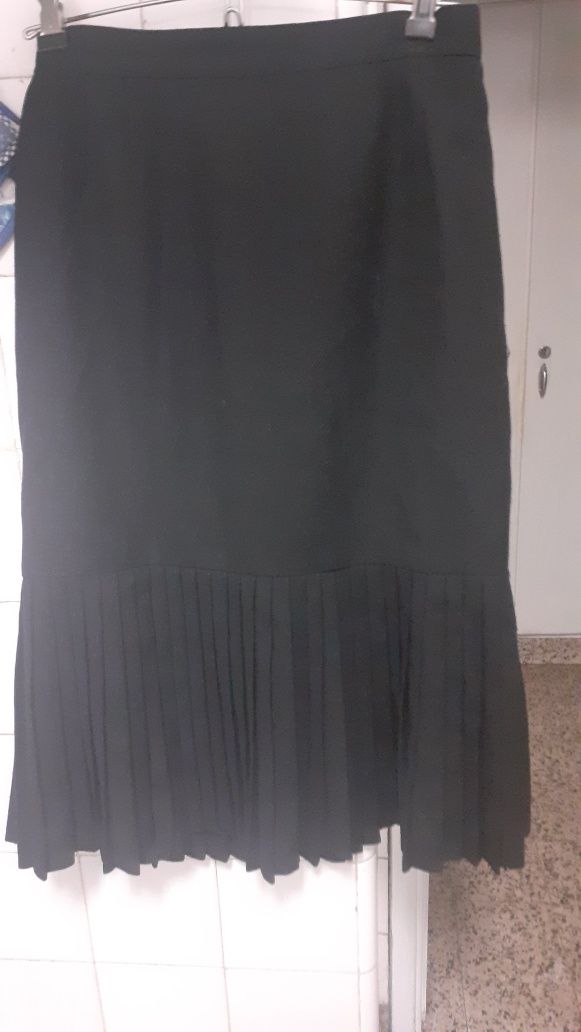 Saia preta com barra plissada linda forrada